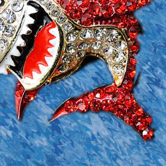 Red White Crystal Rhinestone Shark Pendant/Brooch - Picture 6 of 6